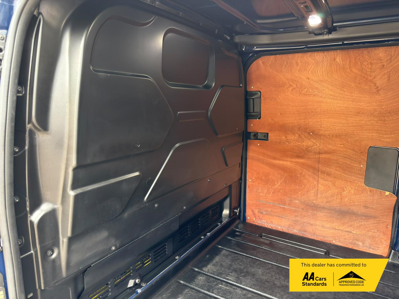 2022 Ford Transit Custom 2.0 300 EcoBlue Limited Panel Van 5dr Diesel Manual L2 H1 Euro 6 (s/s) (130 ps) - Thumbnail 15