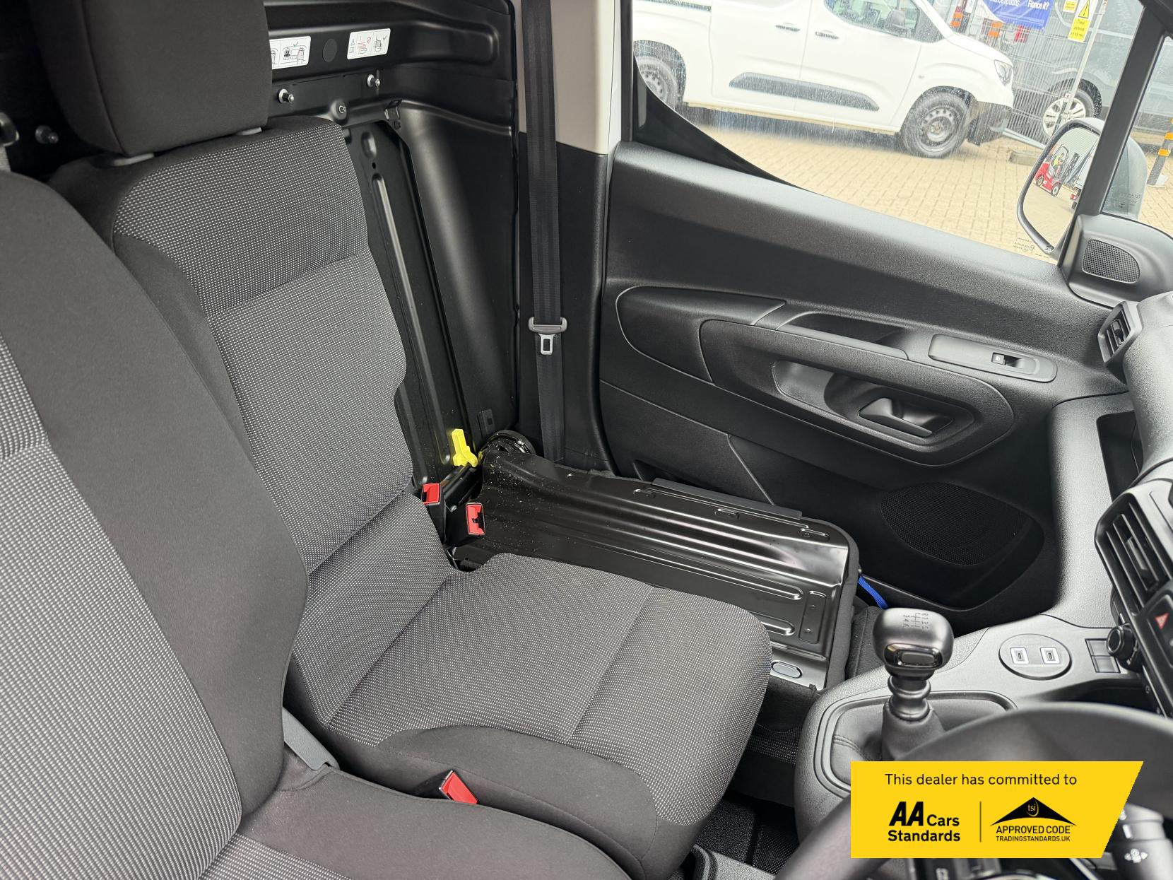2024 Peugeot Partner 1.5 BlueHDi 950 Professional Long Panel Van 6dr Diesel Manual LWB Euro 6 (s/s) (100 ps) - Thumbnail 15