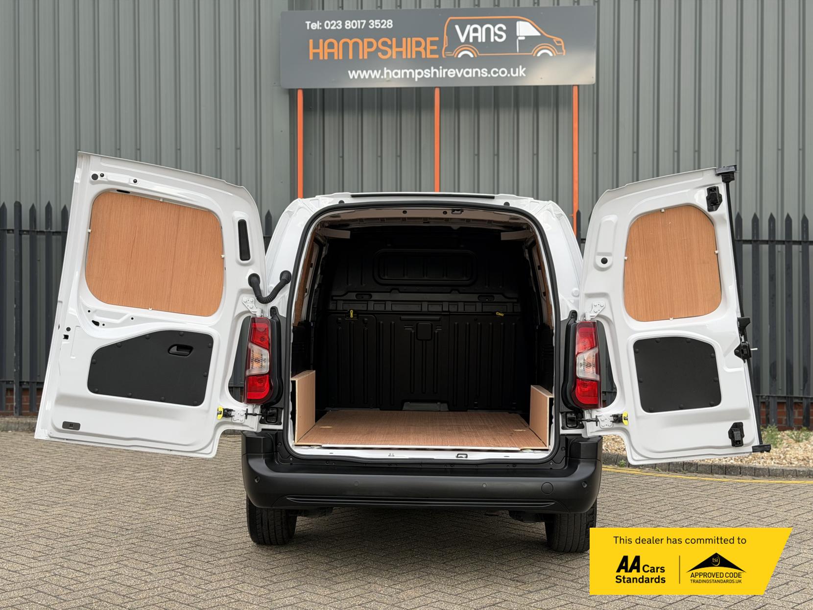 2024 Peugeot Partner 1.5 BlueHDi 950 Professional Long Panel Van 6dr Diesel Manual LWB Euro 6 (s/s) (100 ps) - Thumbnail 19
