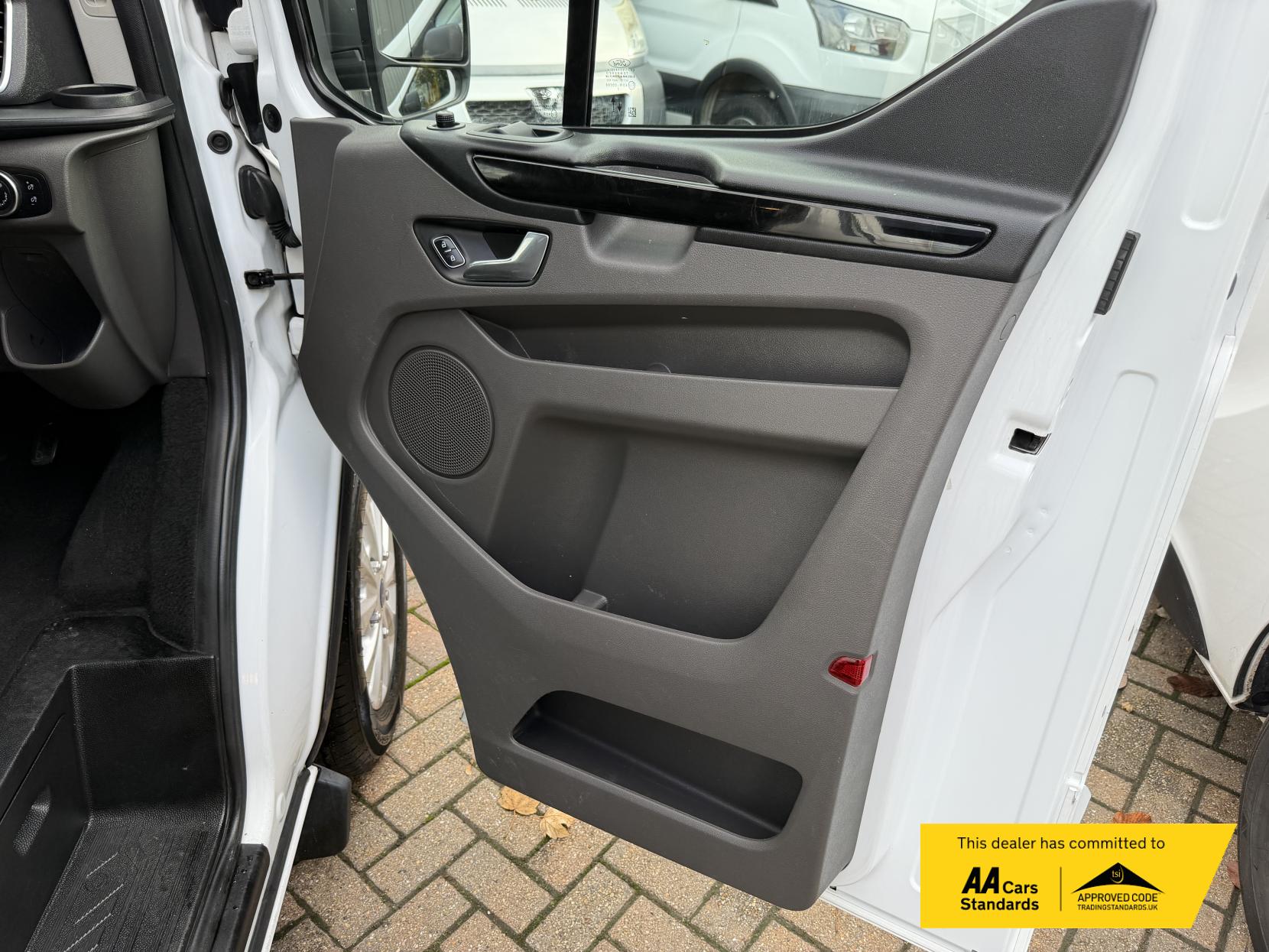Ford Transit Custom 2.0 300 EcoBlue Limited Crew Van Double Cab 5dr Diesel Manual L2 H1 Euro 6 (s/s) (130 ps)