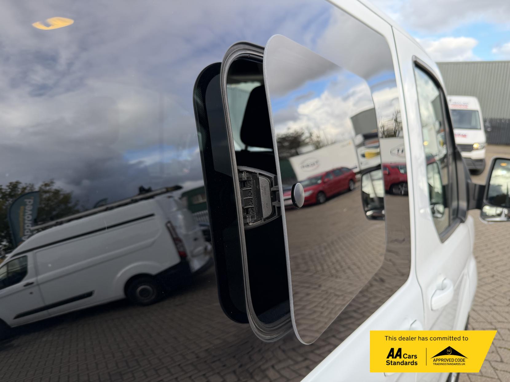 Ford Transit Custom 2.0 300 EcoBlue Limited Crew Van Double Cab 5dr Diesel Manual L2 H1 Euro 6 (s/s) (130 ps)