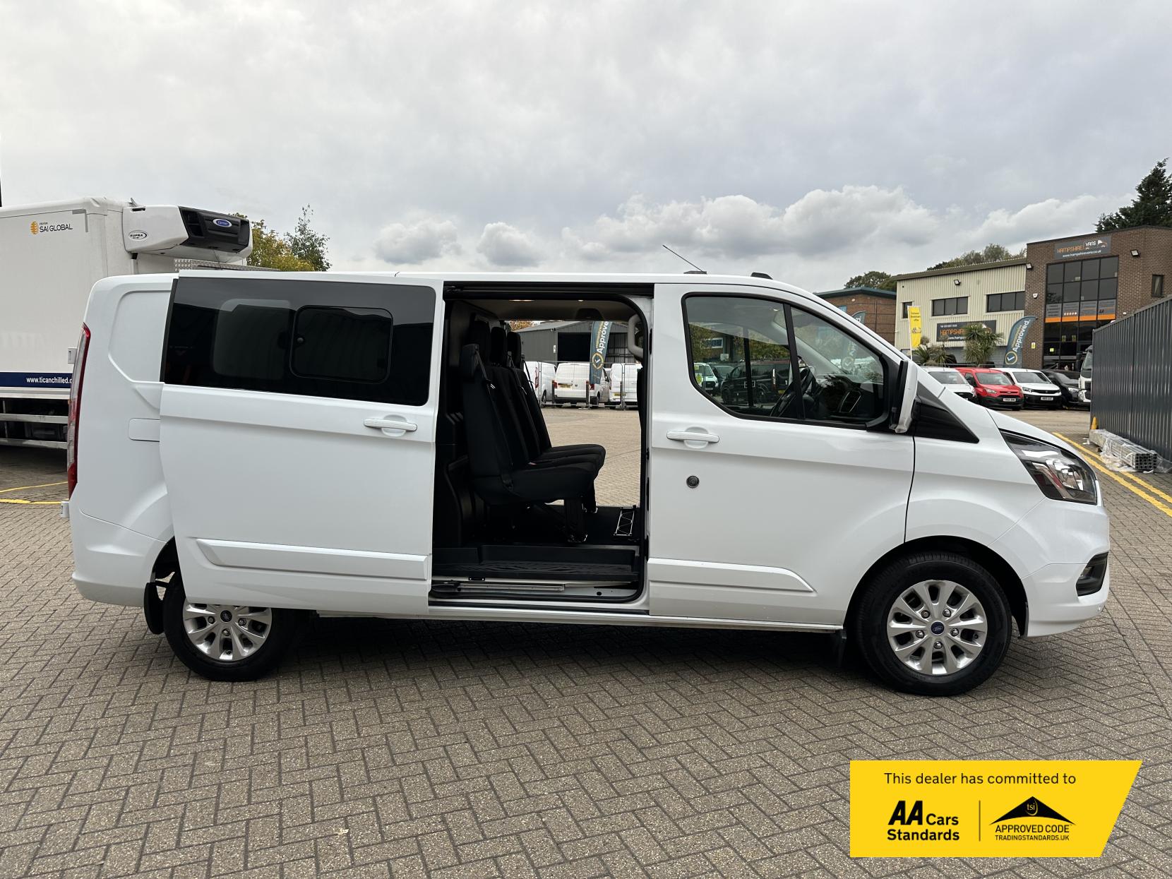Ford Transit Custom 2.0 300 EcoBlue Limited Crew Van Double Cab 5dr Diesel Manual L2 H1 Euro 6 (s/s) (130 ps)