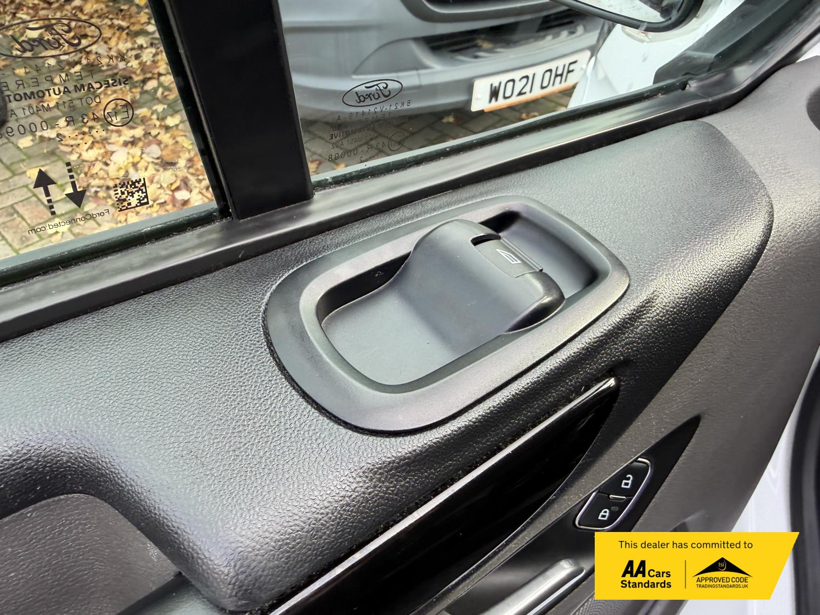 Ford Transit Custom 2.0 300 EcoBlue Limited Crew Van Double Cab 5dr Diesel Manual L2 H1 Euro 6 (s/s) (130 ps)