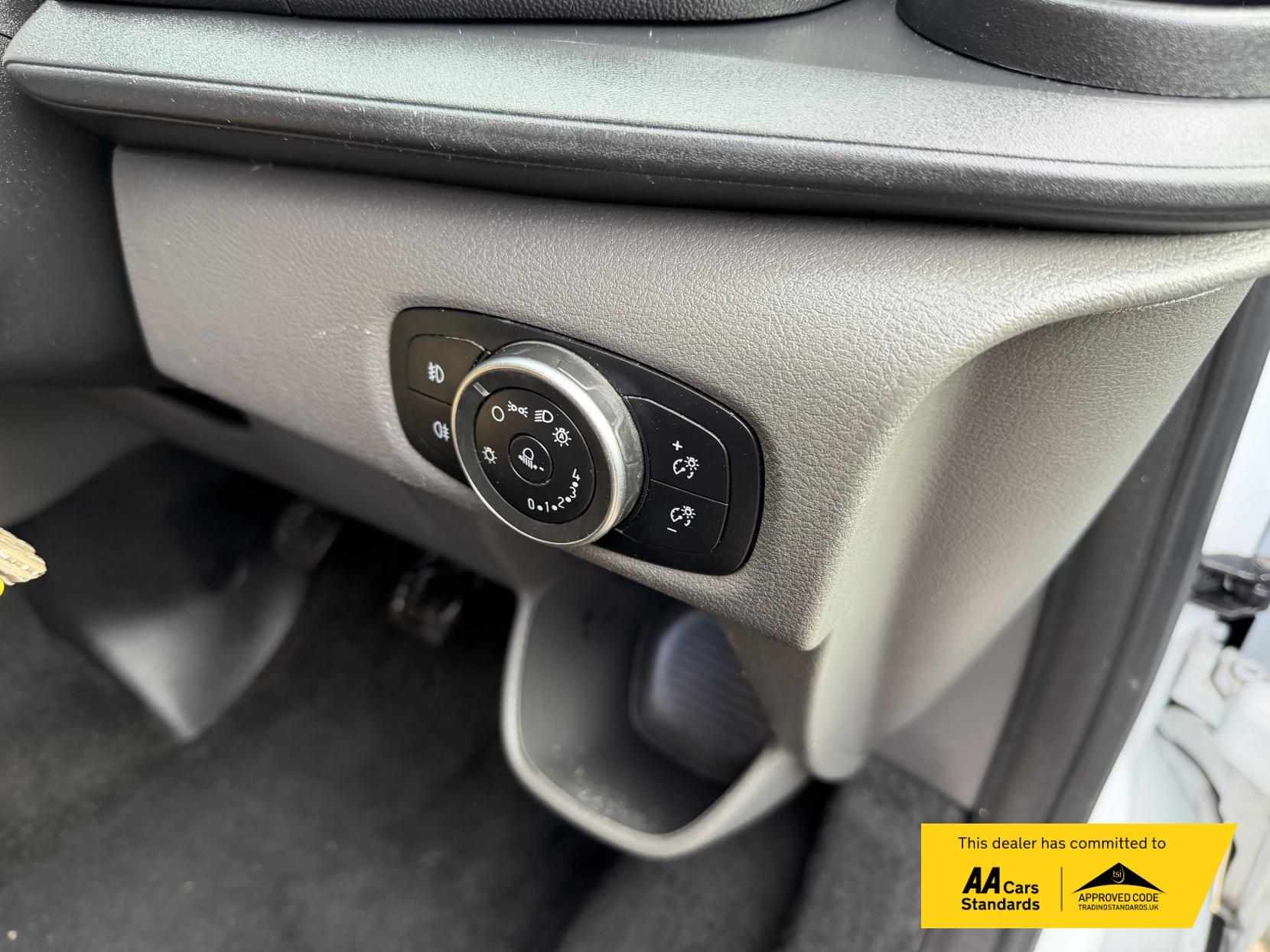 Ford Transit Custom 2.0 300 EcoBlue Limited Crew Van Double Cab 5dr Diesel Manual L2 H1 Euro 6 (s/s) (130 ps)