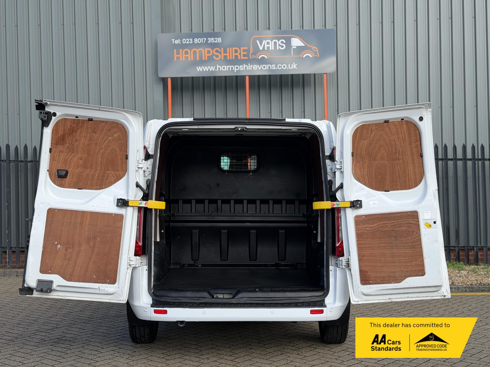 Ford Transit Custom 2.0 300 EcoBlue Limited Crew Van Double Cab 5dr Diesel Manual L2 H1 Euro 6 (s/s) (130 ps)