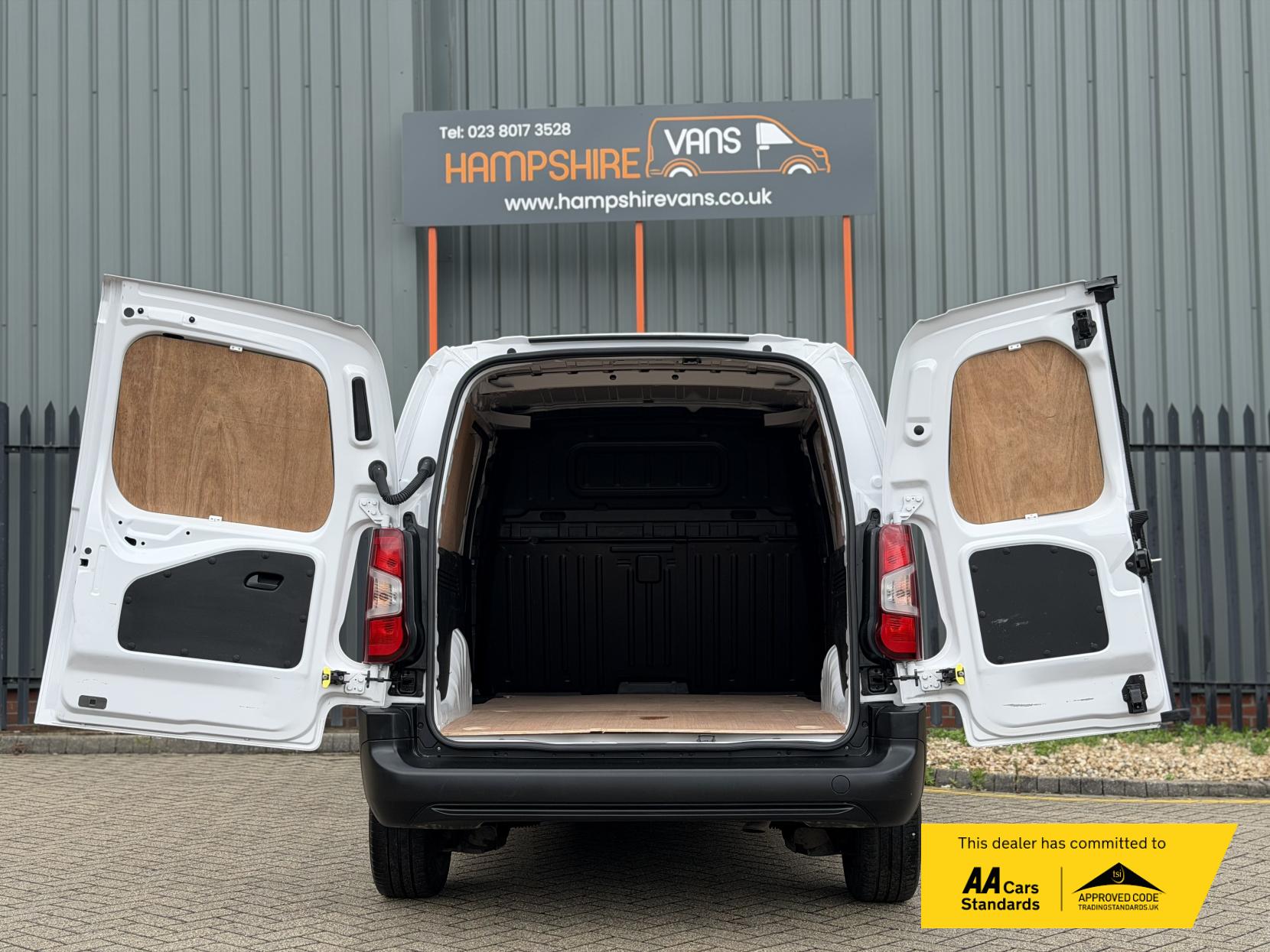 2024 Vauxhall Combo 1.5 Turbo D 2300 Prime Panel Van 6dr Diesel Auto L2 H1 Euro 6 (s/s) (130 ps) - Thumbnail 19