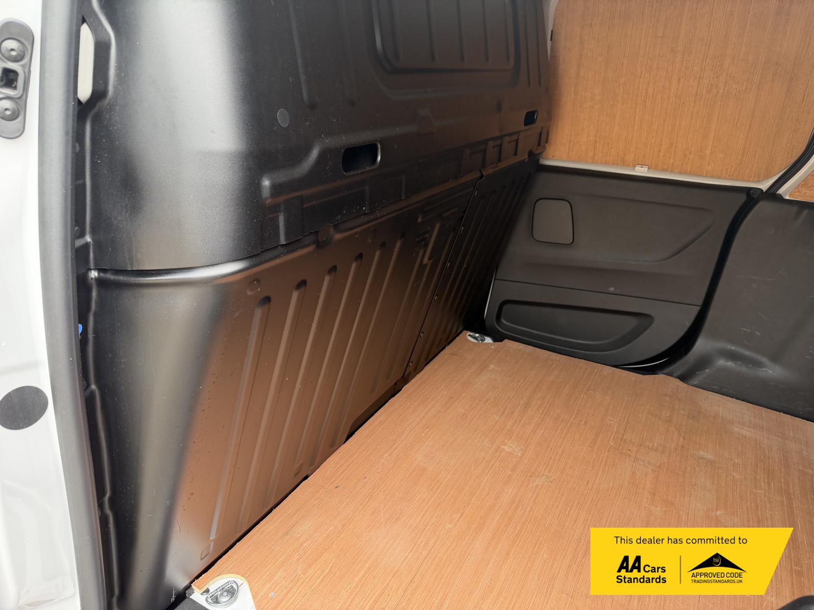 2024 Vauxhall Combo 1.5 Turbo D 2300 Prime Panel Van 6dr Diesel Auto L2 H1 Euro 6 (s/s) (130 ps) - Thumbnail 23