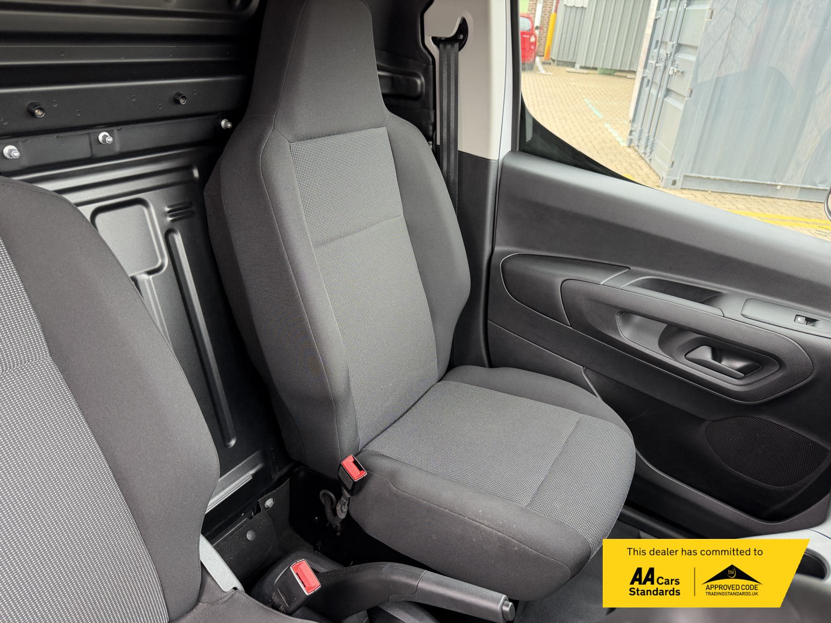 2024 Vauxhall Combo 1.5 Turbo D 2300 Prime Panel Van 6dr Diesel Auto L2 H1 Euro 6 (s/s) (130 ps) - Thumbnail 14