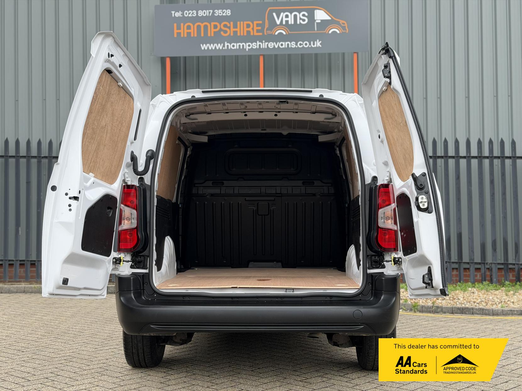 2024 Vauxhall Combo 1.5 Turbo D 2300 Prime Panel Van 6dr Diesel Auto L2 H1 Euro 6 (s/s) (130 ps) - Thumbnail 18