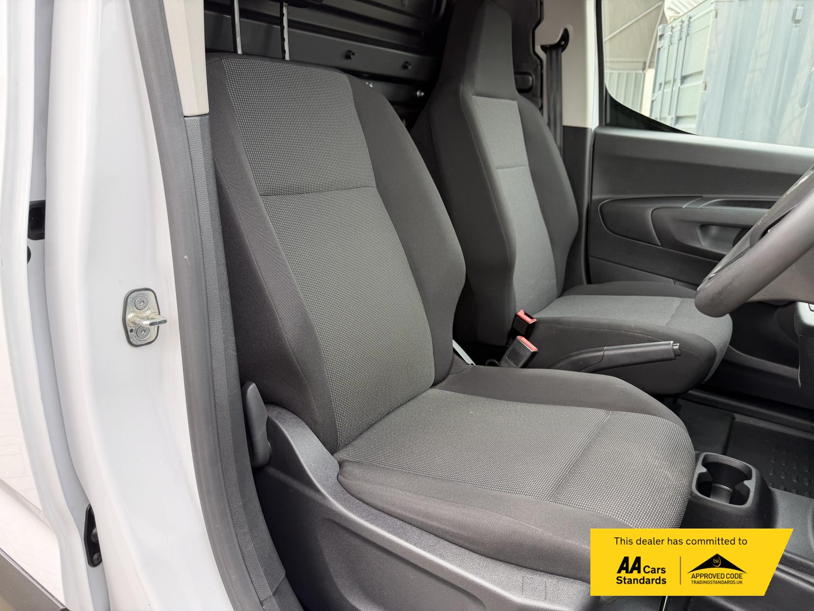 2024 Vauxhall Combo 1.5 Turbo D 2300 Prime Panel Van 6dr Diesel Auto L2 H1 Euro 6 (s/s) (130 ps) - Thumbnail 13