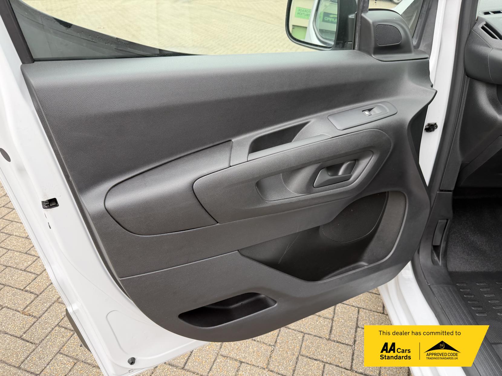 2024 Vauxhall Combo 1.5 Turbo D 2300 Prime Panel Van 6dr Diesel Auto L2 H1 Euro 6 (s/s) (130 ps) - Thumbnail 27