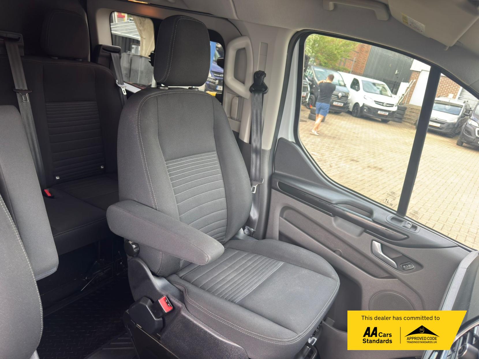 2022 Ford Transit Custom 2.0 300 EcoBlue Limited Crew Van Double Cab 5dr Diesel Manual L2 H1 Euro 6 (s/s) (130 ps) - Thumbnail 18