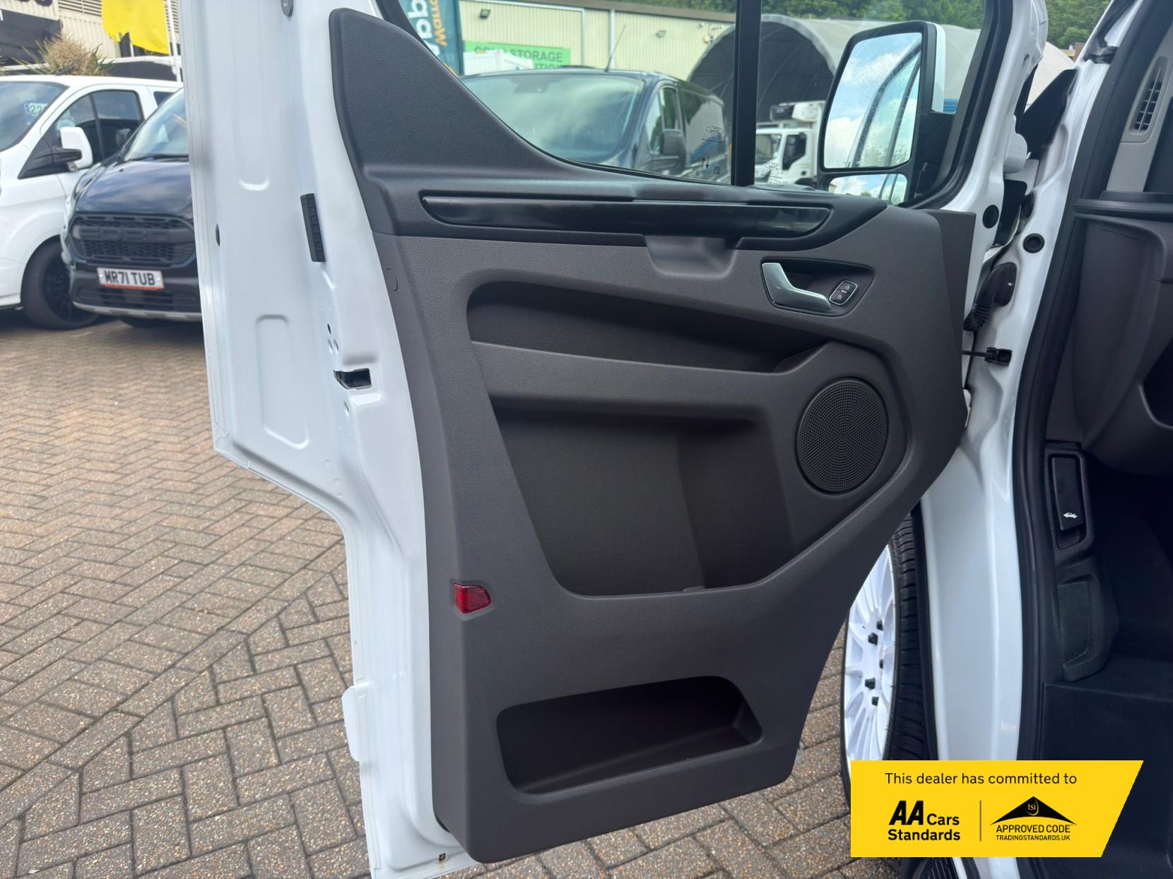 2022 Ford Transit Custom 2.0 300 EcoBlue Limited Crew Van Double Cab 5dr Diesel Manual L2 H1 Euro 6 (s/s) (130 ps) - Thumbnail 32