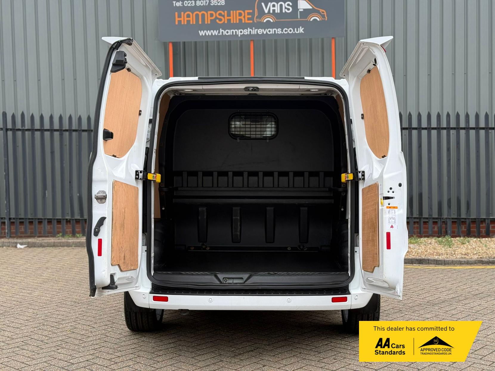 2023 Ford Transit Custom 2.0 300 EcoBlue Limited Crew Van Double Cab 5dr Diesel Manual L1 H1 Euro 6 (s/s) (130 ps) - Thumbnail 18