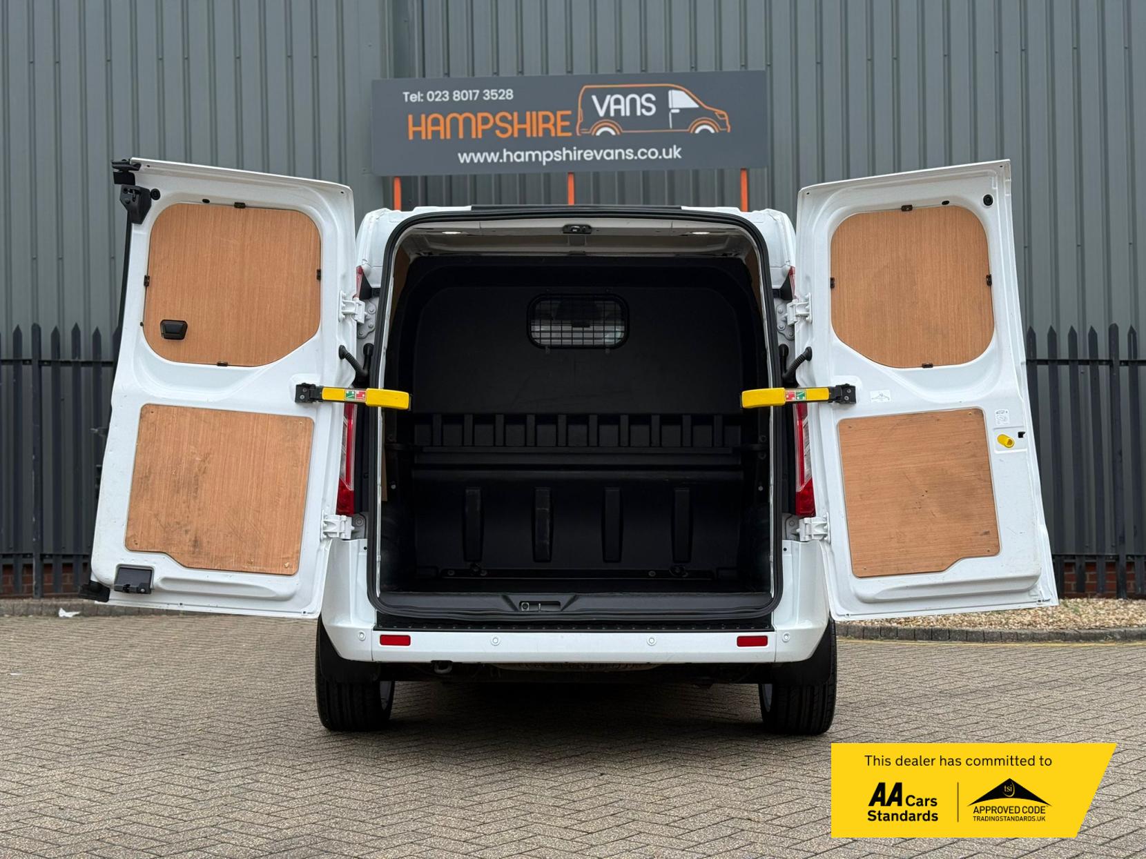 2023 Ford Transit Custom 2.0 300 EcoBlue Limited Crew Van Double Cab 5dr Diesel Manual L1 H1 Euro 6 (s/s) (130 ps) - Thumbnail 19