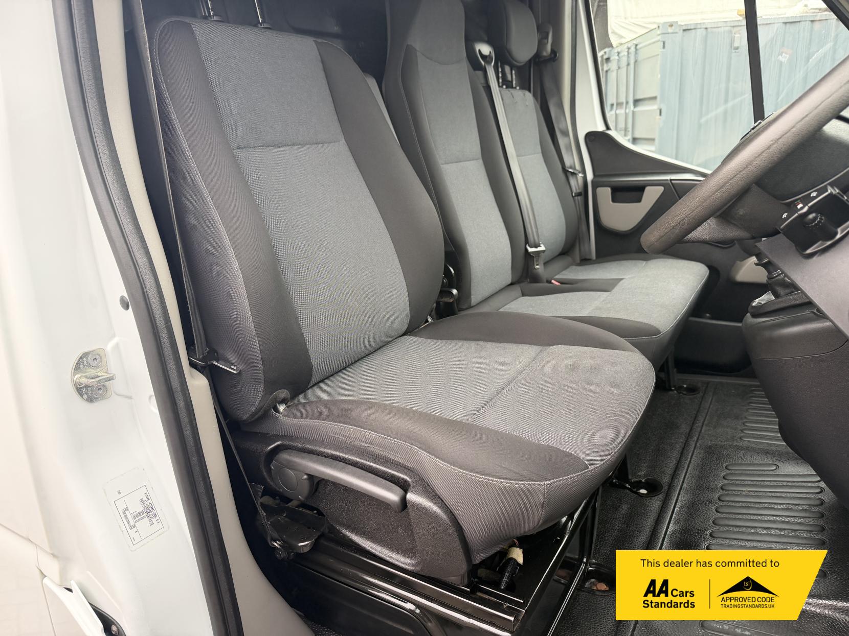 Nissan NV400 2.3 dCi 33 SE Panel Van 5dr Diesel Manual FWD L1 H1 Euro 6 (110 ps)