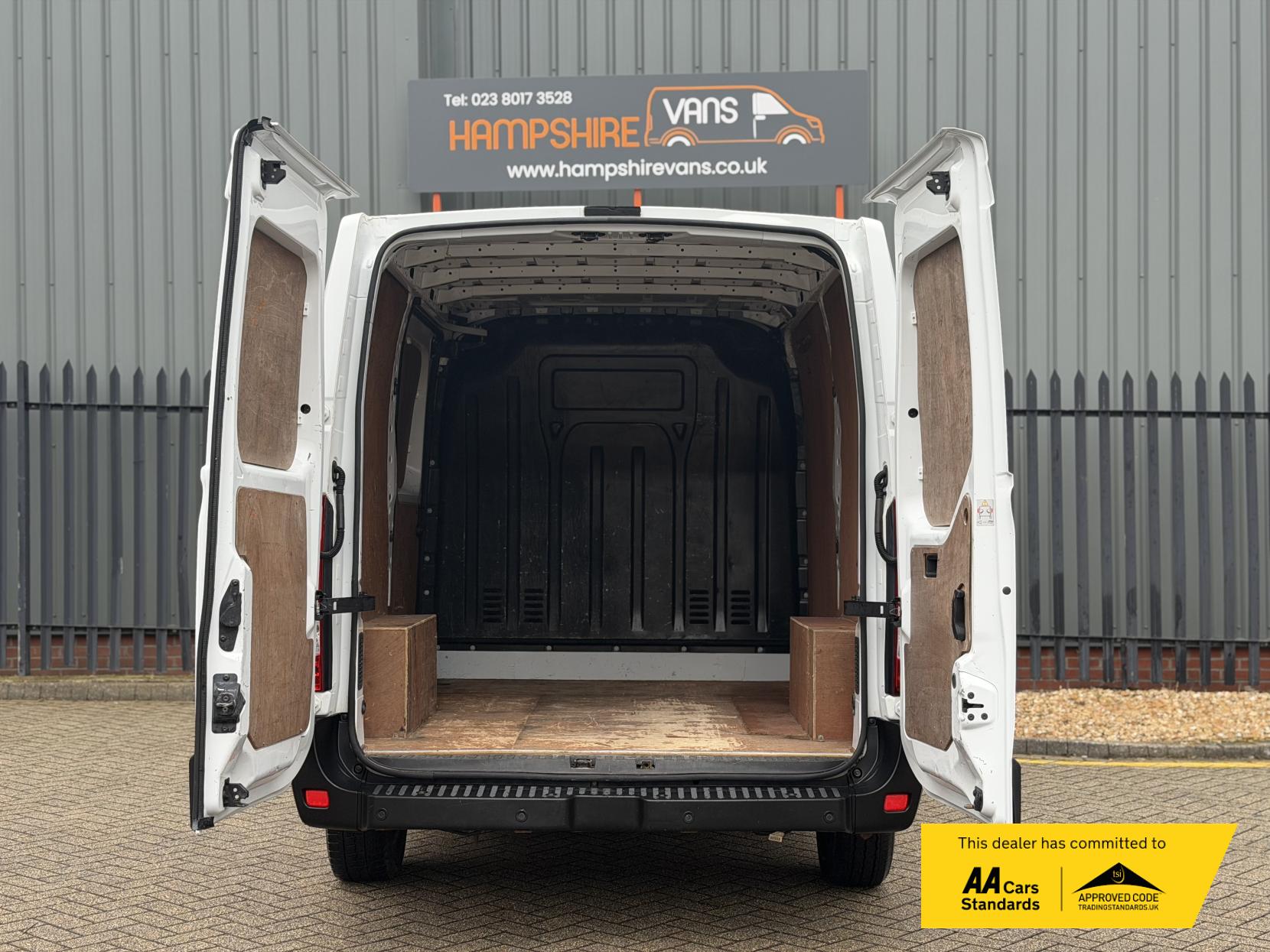 Nissan NV400 2.3 dCi 33 SE Panel Van 5dr Diesel Manual FWD L1 H1 Euro 6 (110 ps)