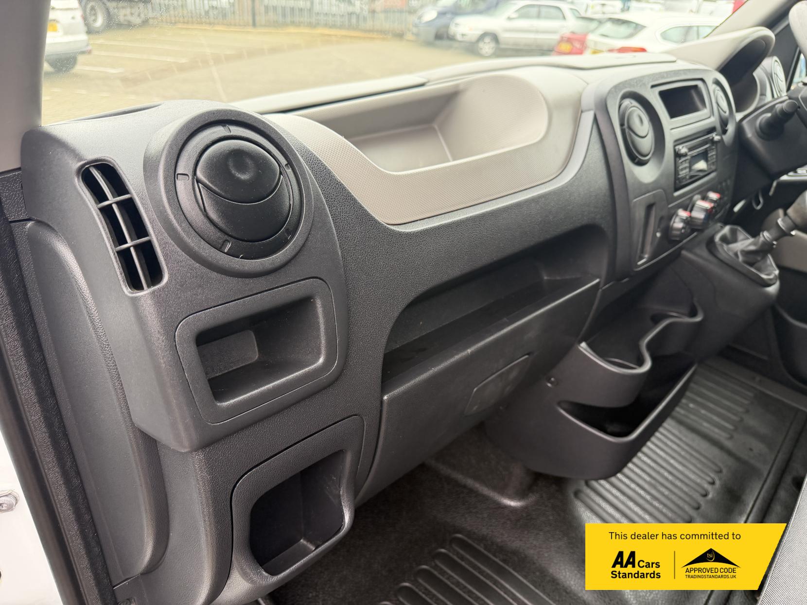 Nissan NV400 2.3 dCi 33 SE Panel Van 5dr Diesel Manual FWD L1 H1 Euro 6 (110 ps)