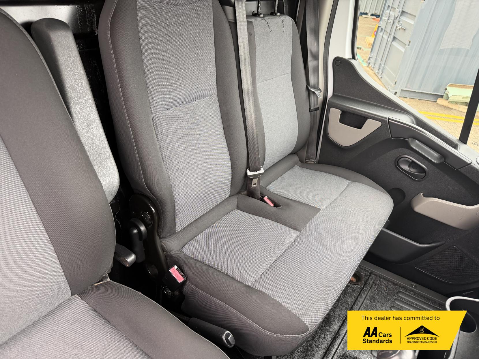 Nissan NV400 2.3 dCi 33 SE Panel Van 5dr Diesel Manual FWD L1 H1 Euro 6 (110 ps)