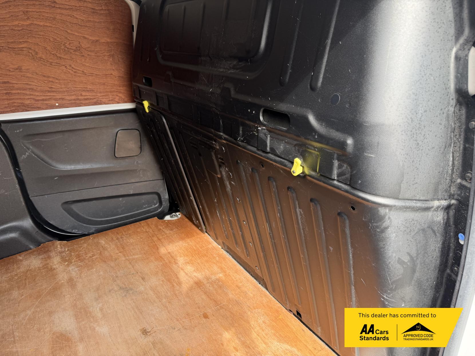 2021 Vauxhall Combo 1.5 Turbo D 2300 Sportive Panel Van 4dr Diesel Manual L2 H1 Euro 6 (100 ps) - Thumbnail 40