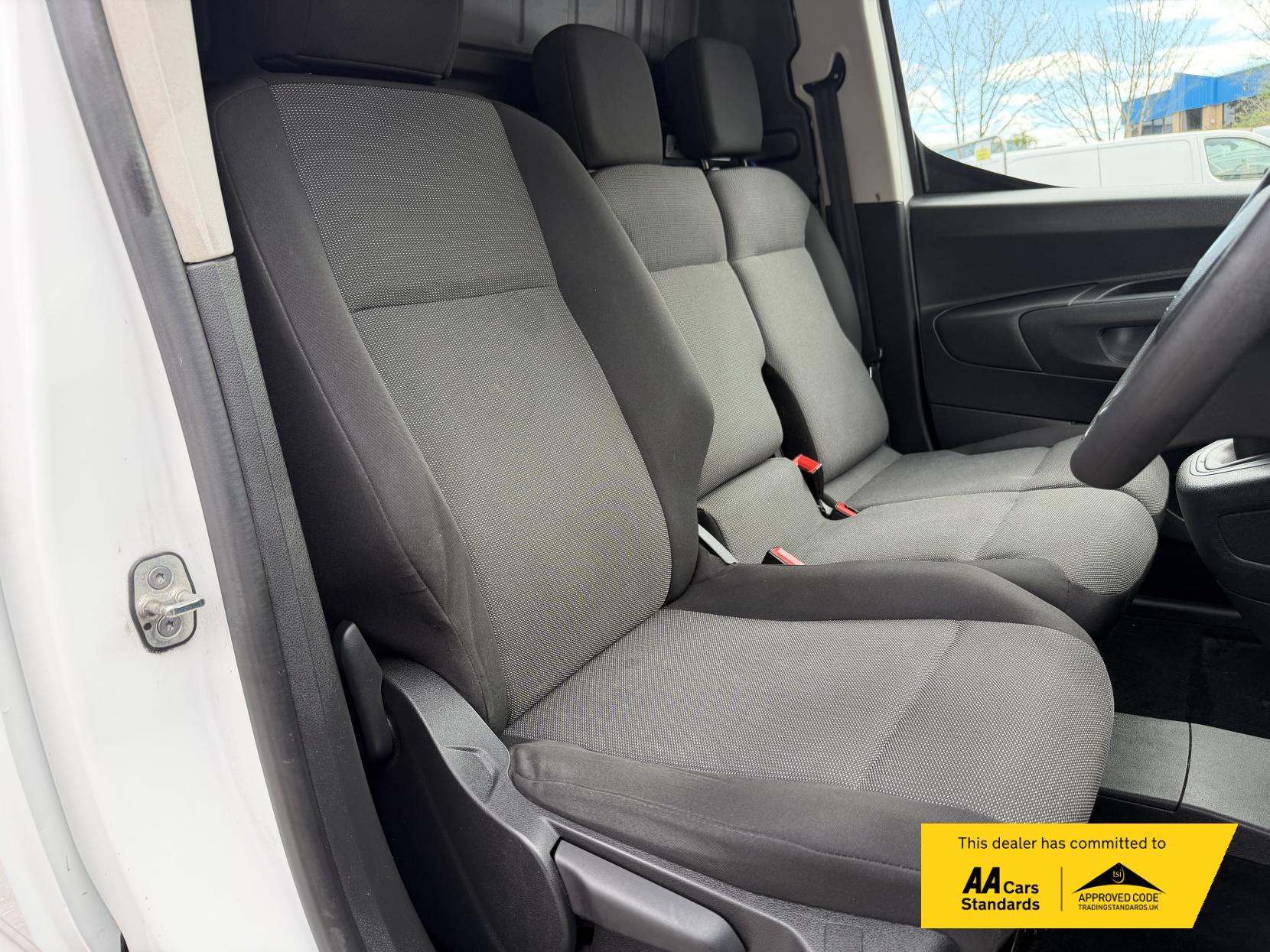 2021 Vauxhall Combo 1.5 Turbo D 2300 Sportive Panel Van 4dr Diesel Manual L2 H1 Euro 6 (100 ps) - Thumbnail 11