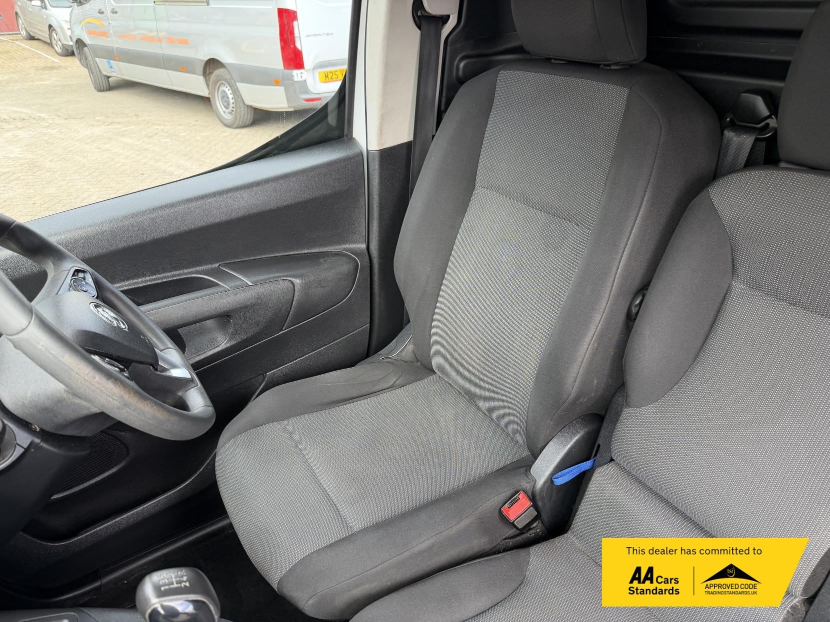 2021 Vauxhall Combo 1.5 Turbo D 2300 Sportive Panel Van 4dr Diesel Manual L2 H1 Euro 6 (100 ps) - Thumbnail 9