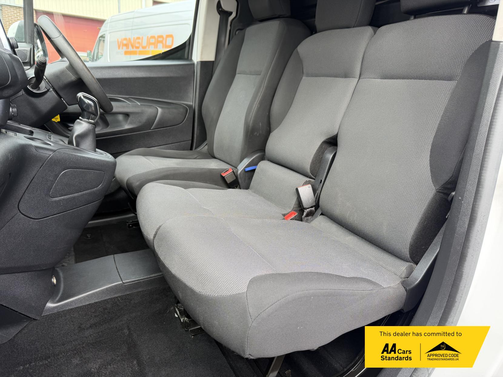 2021 Vauxhall Combo 1.5 Turbo D 2300 Sportive Panel Van 4dr Diesel Manual L2 H1 Euro 6 (100 ps) - Thumbnail 10