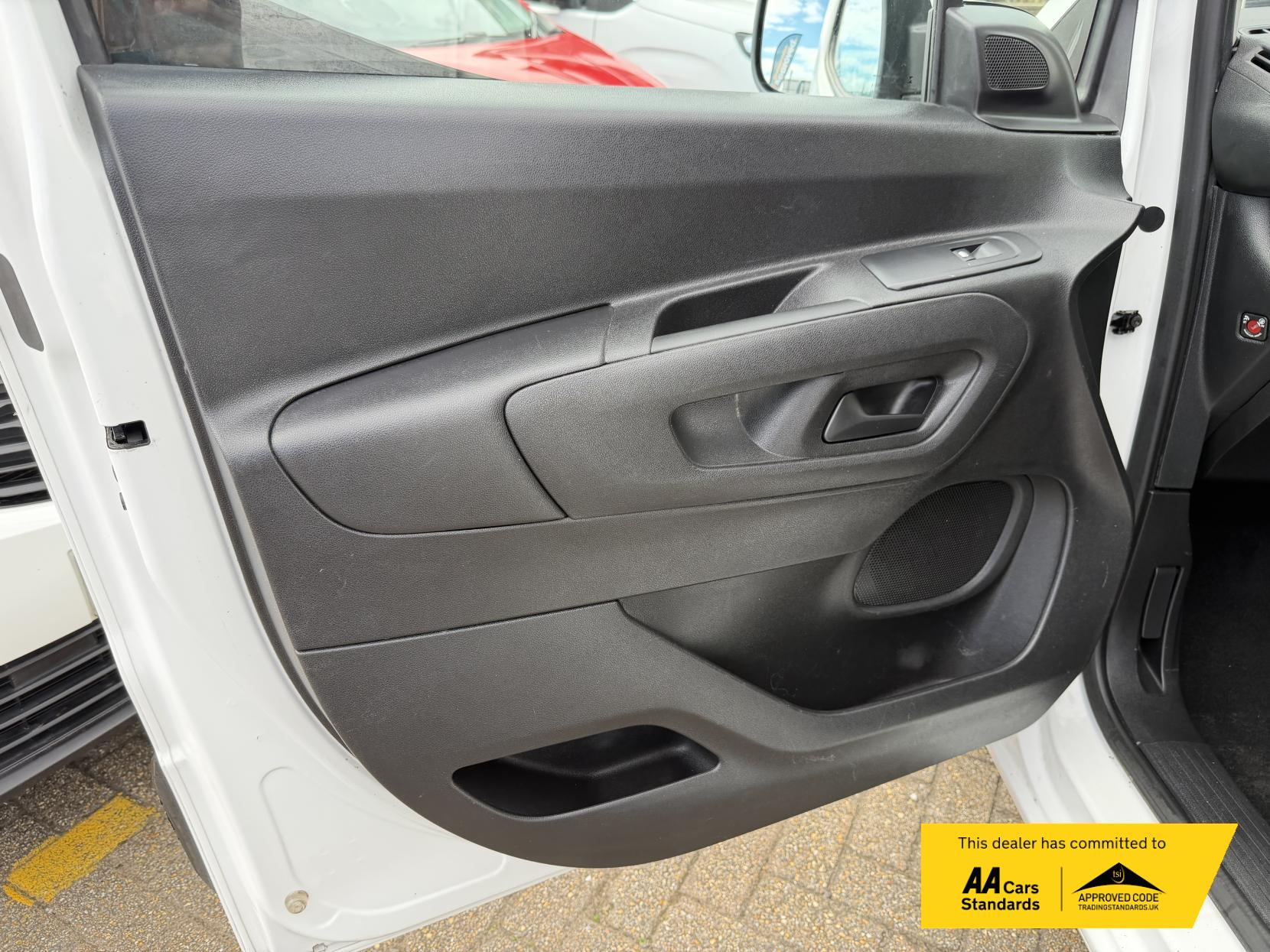 2021 Vauxhall Combo 1.5 Turbo D 2300 Sportive Panel Van 4dr Diesel Manual L2 H1 Euro 6 (100 ps) - Thumbnail 42