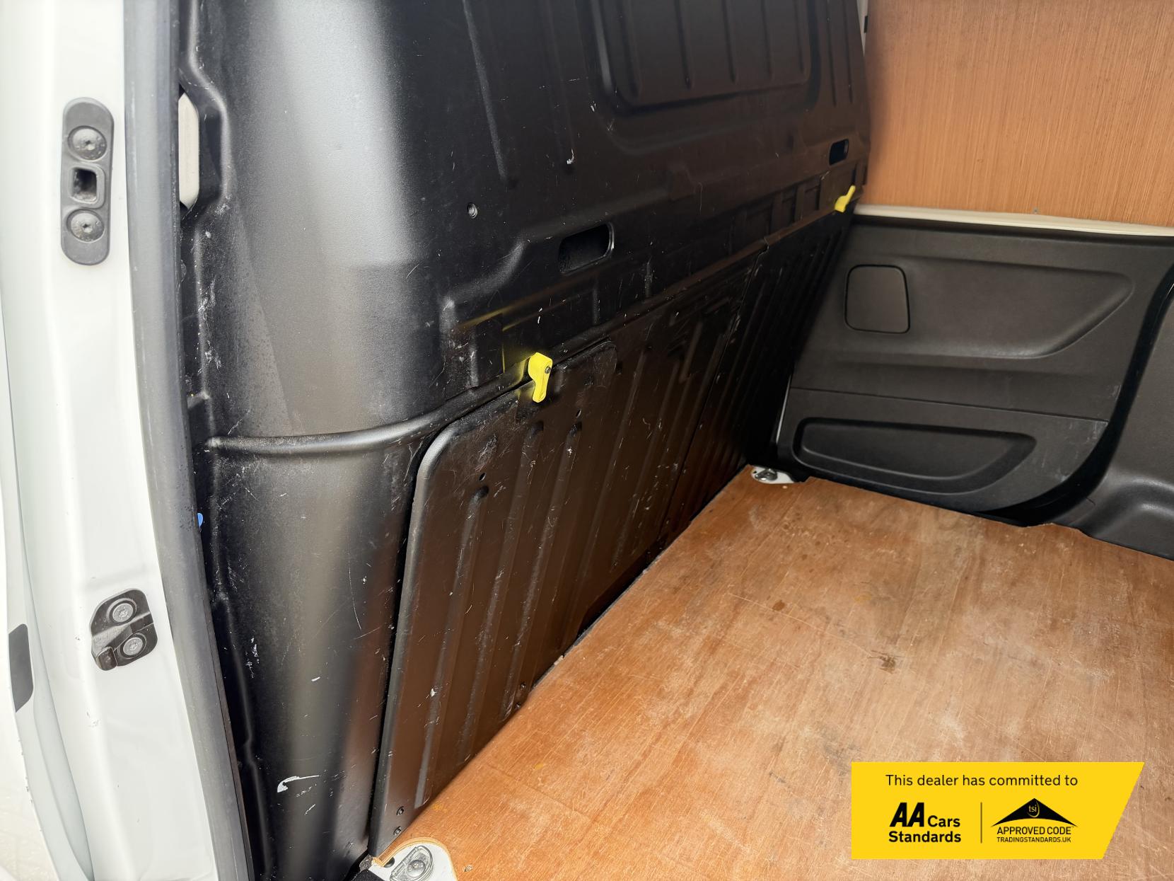 2021 Vauxhall Combo 1.5 Turbo D 2300 Sportive Panel Van 4dr Diesel Manual L2 H1 Euro 6 (100 ps) - Thumbnail 38