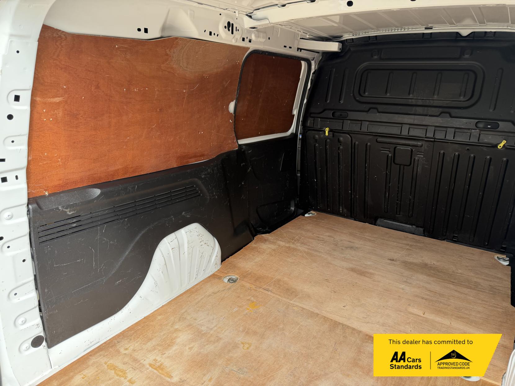 2021 Vauxhall Combo 1.5 Turbo D 2300 Sportive Panel Van 4dr Diesel Manual L2 H1 Euro 6 (100 ps) - Thumbnail 31