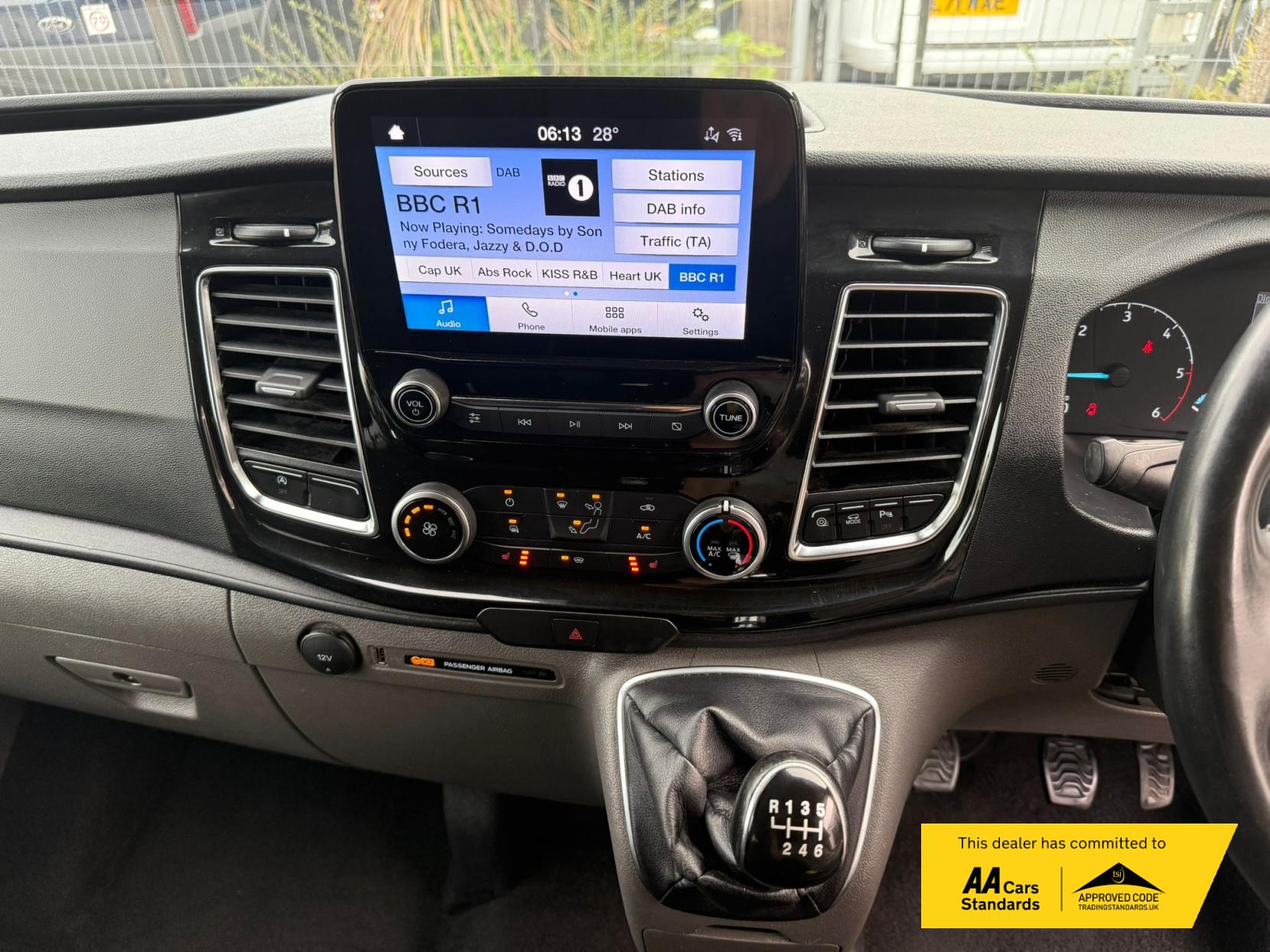 Ford Transit Custom 2.0 300 EcoBlue Limited Crew Van Double Cab 5dr Diesel Manual L2 H1 Euro 6 (s/s) (130 ps)