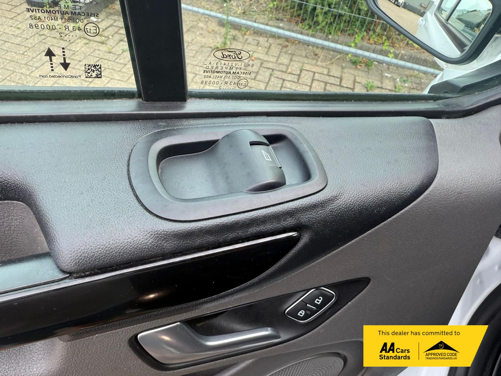 Ford Transit Custom 2.0 300 EcoBlue Limited Crew Van Double Cab 5dr Diesel Manual L2 H1 Euro 6 (s/s) (130 ps)