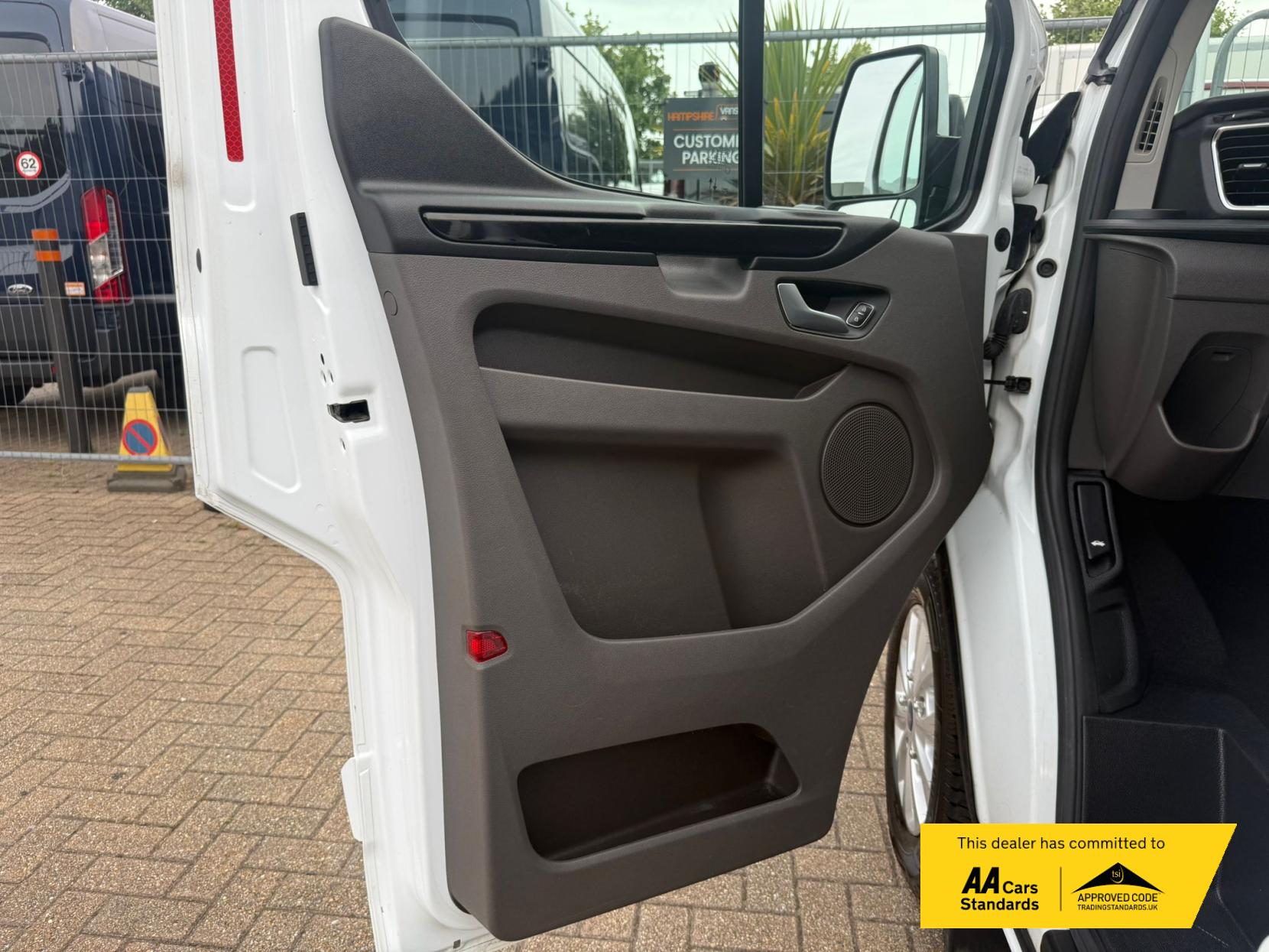 Ford Transit Custom 2.0 300 EcoBlue Limited Crew Van Double Cab 5dr Diesel Manual L2 H1 Euro 6 (s/s) (130 ps)