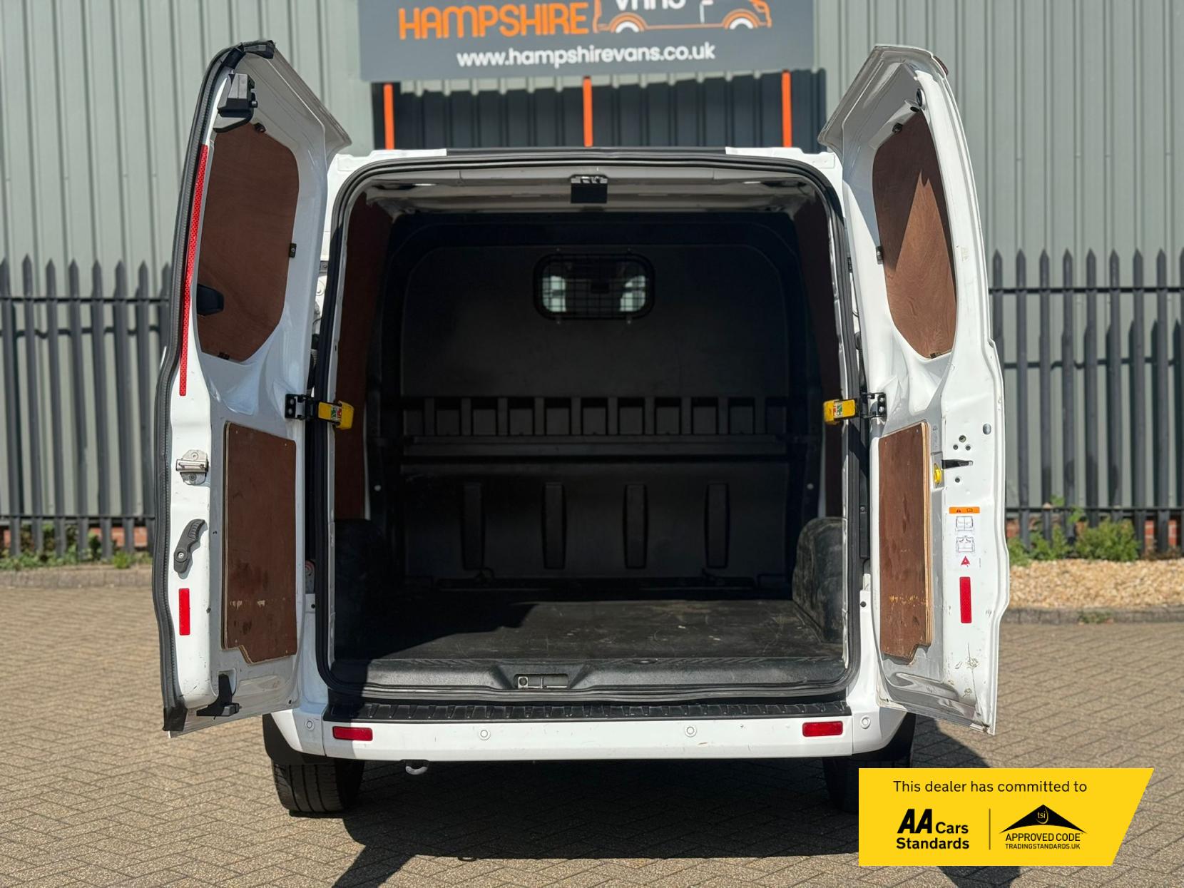 Ford Transit Custom 2.0 300 EcoBlue Limited Crew Van Double Cab 5dr Diesel Manual L2 H1 Euro 6 (s/s) (130 ps)