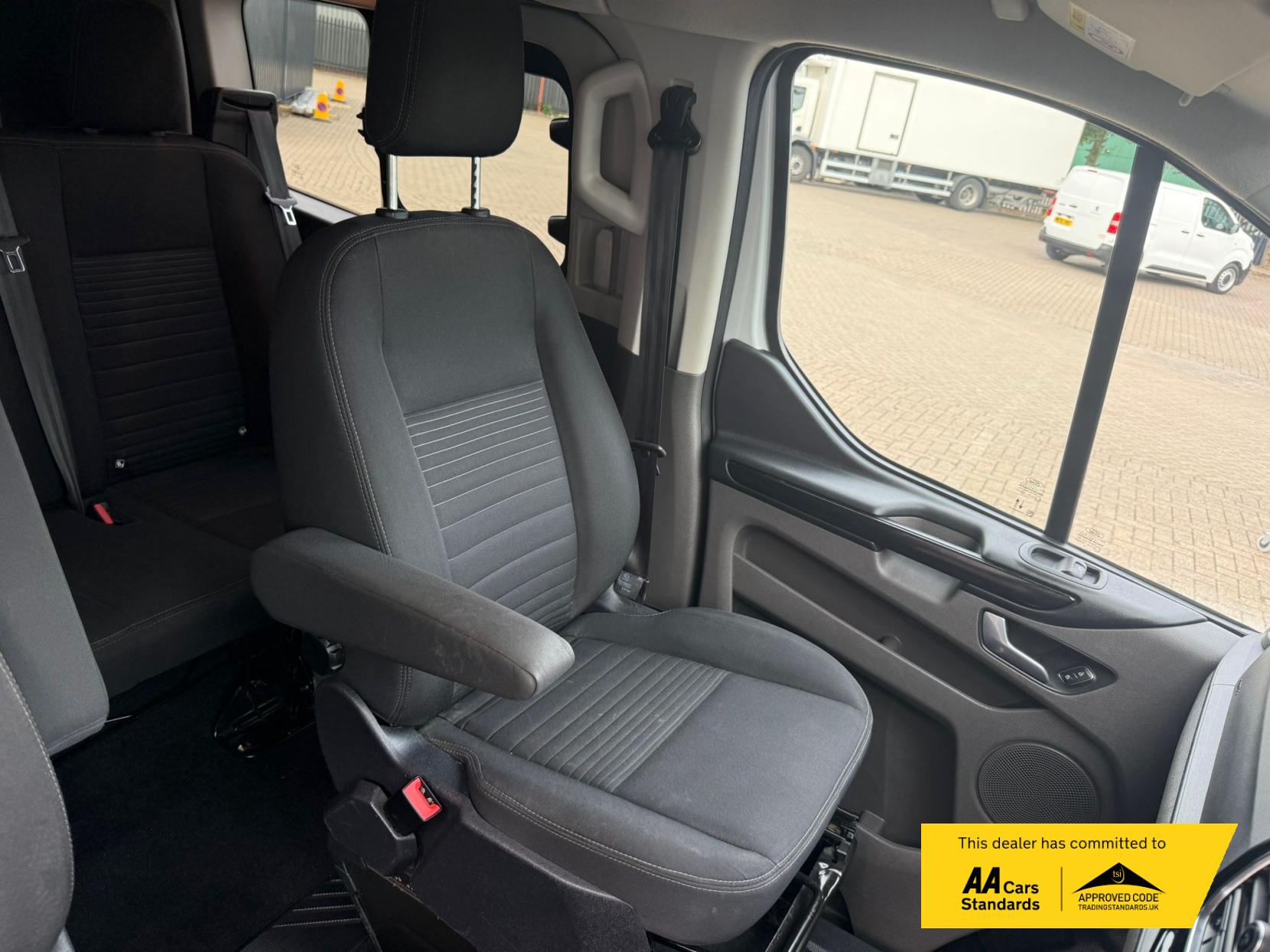 Ford Transit Custom 2.0 300 EcoBlue Limited Crew Van Double Cab 5dr Diesel Manual L2 H1 Euro 6 (s/s) (130 ps)