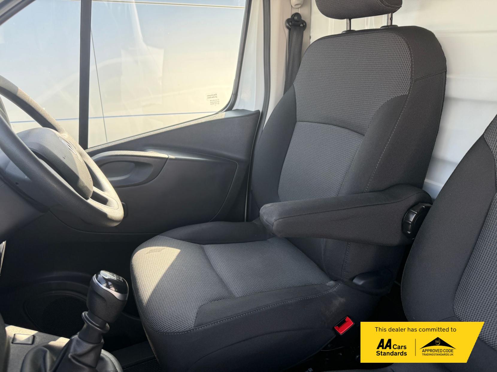 Renault Trafic 2.0 dCi ENERGY 28 Business Panel Van 5dr Diesel Manual SWB Standard Roof Euro 6 (s/s) (120 ps)