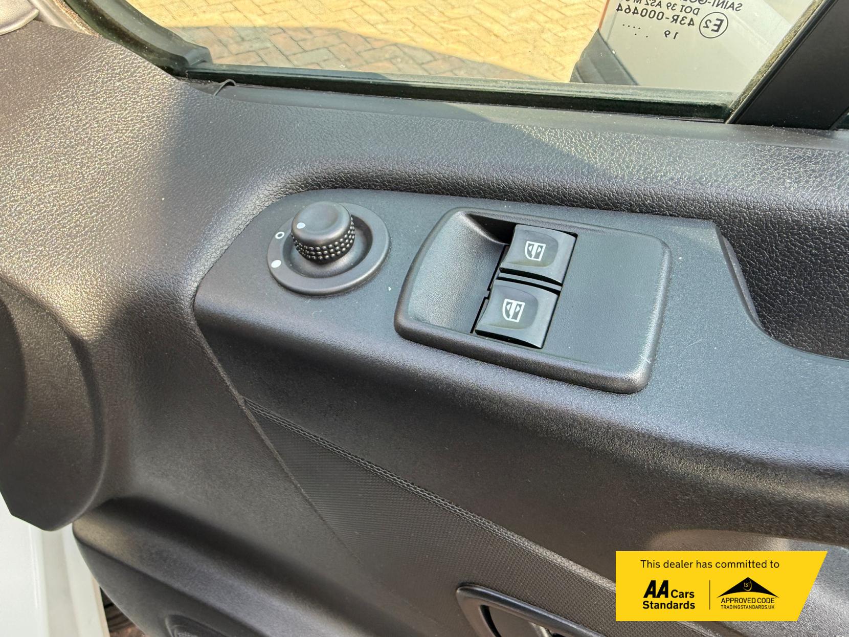 Renault Trafic 2.0 dCi ENERGY 28 Business Panel Van 5dr Diesel Manual SWB Standard Roof Euro 6 (s/s) (120 ps)
