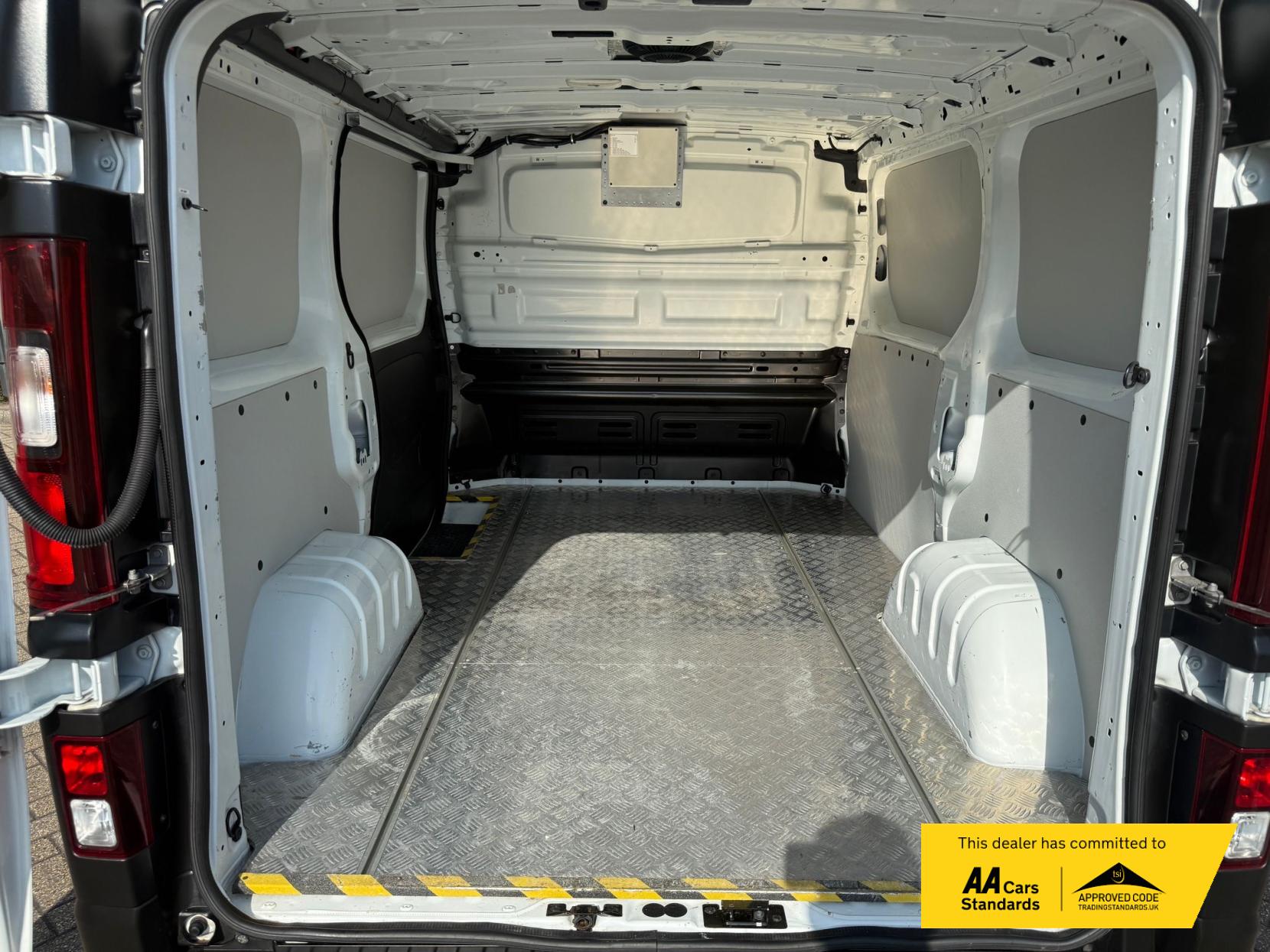 Renault Trafic 2.0 dCi ENERGY 28 Business Panel Van 5dr Diesel Manual SWB Standard Roof Euro 6 (s/s) (120 ps)